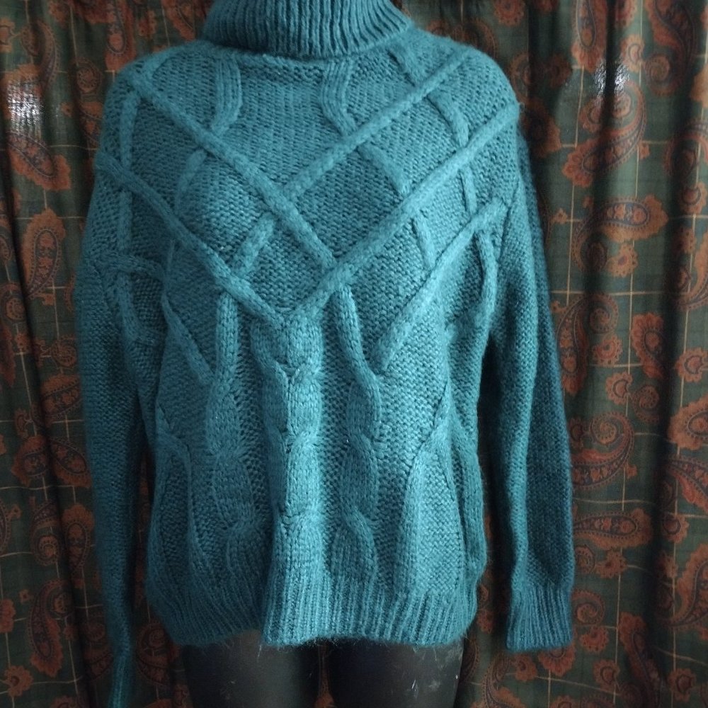 Alice blue chunky turtleneck sweater Size M
